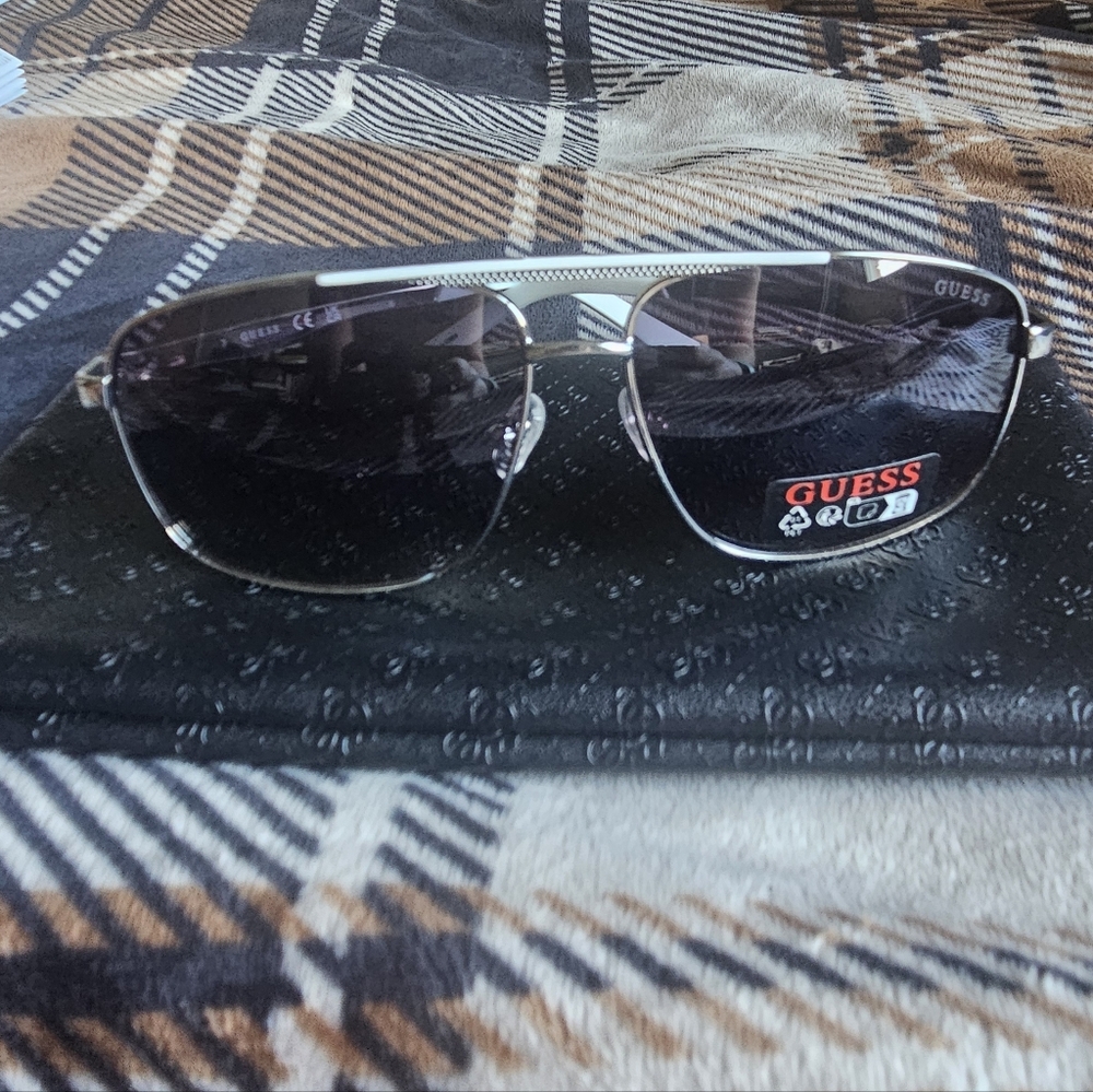 Guess Silver Aviator Sunglasses With Case